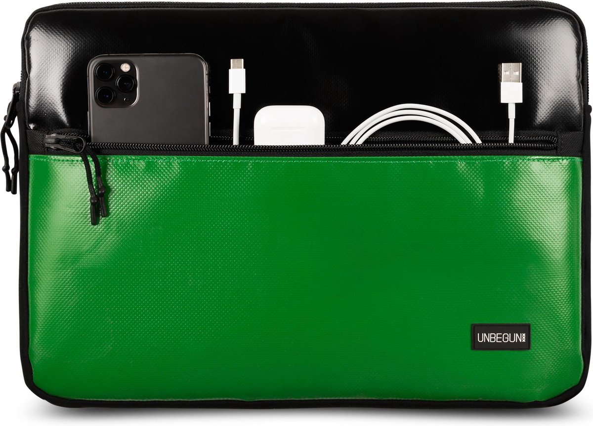 MacBook Air 13 inch hoes met voorvak (van gerecycled materiaal) - Zwart/Groene laptop sleeve/case voor MacBook Air M5 (2026)