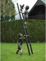 Tuinbeeld - bronzen beeld - 2 Kinderen op ladder met kat - 208 cm hoog
