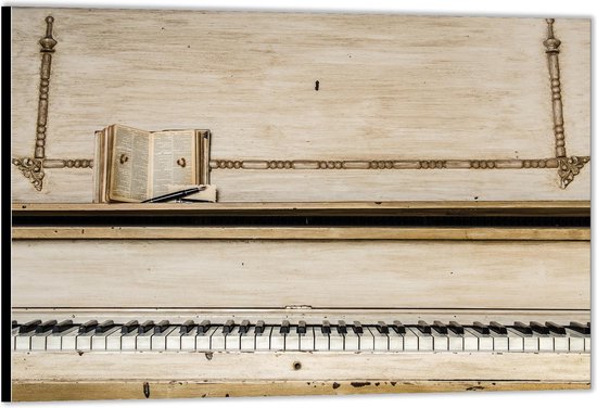 Dibond –Oude Piano met een Boekje en Kroontjespen– 90x60 Foto op Aluminium (Wanddecoratie van metaal)