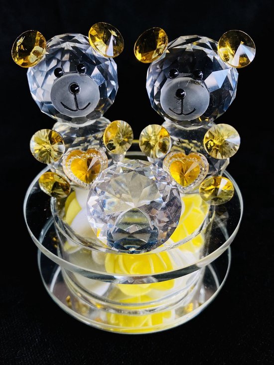 Kristal glas twee gele kleur beertjes 9.5x9cm met kristal diamant van 3cm met verlichting.Er zijn nog vier stuks rozen onder de beren.