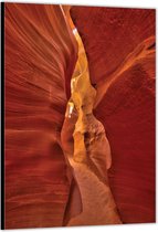 Dibond –Steegje tussen de Oranje Rotsen– 40x60cm Foto op Aluminium (Wanddecoratie van metaal)