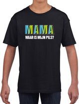 Mama waar is mijn pils tekst zwart t-shirt blauwe/groene letters voor kinderen M (134-140)