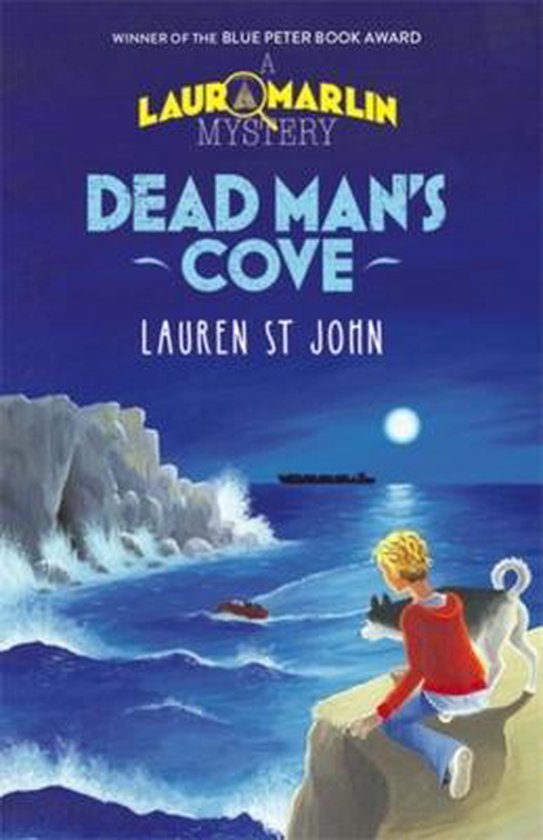 Boekcover van 'Dead Man's Cove' met een jongen en een hond op een klif bij zee, met een bootje op het water.