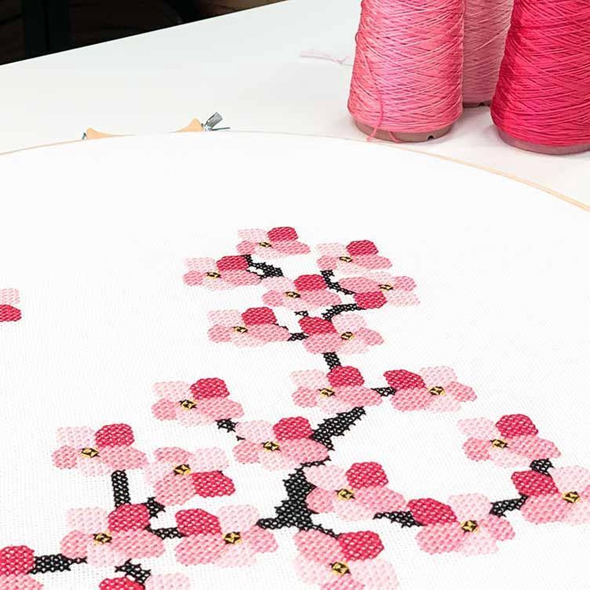 Kit point de croix fleur de cerisier japonais | Comprend du fil à broder  DMC, du tissu... | bol.com