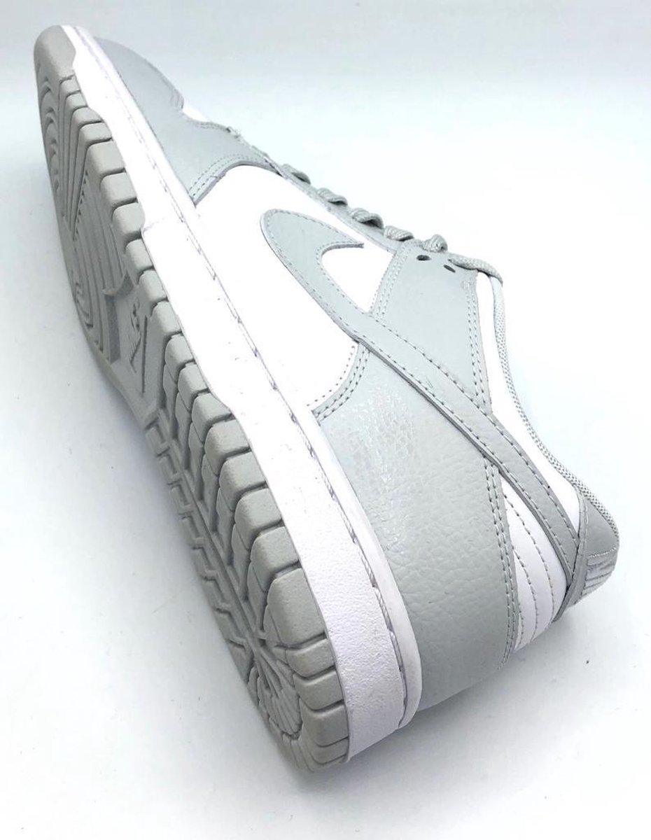 Nike Wmns Dunk Low - White/Grey - Maat 38.5 | bol.com