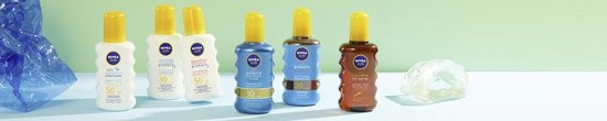 Drie NIVEA SUN zonnebrandflessen, twee witte SPF 50, twee blauwe SPF 30 en één bruine spray.