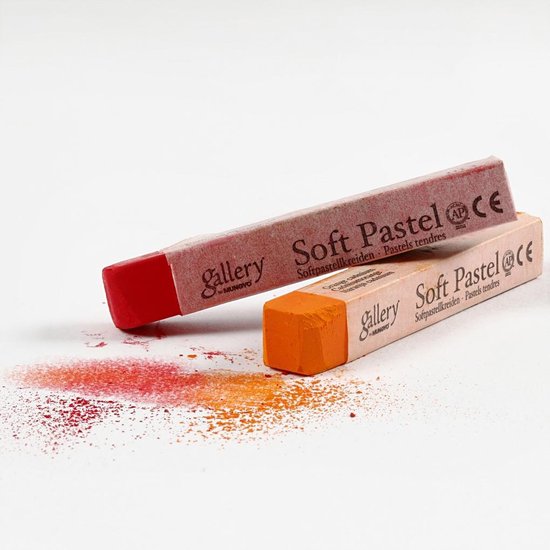 Twee zachte pastels, rood en oranje, met gestrooid pigment op een witte achtergrond.
