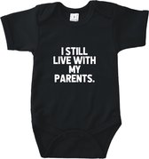 Baby Rompertje met tekst - I still live with my parents - Zwart - Maat 62/68 - Voor Mama & Papa - Babygeschenk - Baby kado - Romper - Babyshower - kraamcadeau