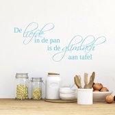 Muursticker De Liefde In De Pan Is De Glimlach Aan Tafel - Lichtblauw - 120 x 51 cm - keuken nederlandse teksten