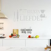 Muursticker In Deze Keuken Wordt Gekookt Met Liefde -  Zilver -  120 x 45 cm  -  bedrijven  nederlandse teksten  keuken  alle - Muursticker4Sale