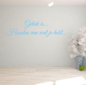 Muursticker Geluk Is Houden Van Wat Je Hebt.. -  Lichtblauw -  160 x 46 cm  -  slaapkamer  woonkamer  nederlandse teksten  alle - Muursticker4Sale