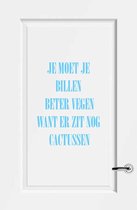 Muursticker Je Moet Je Billen Beter Vegen Want Er Zit Nog Cactussen - Lichtblauw - 40 x 52 cm - nederlandse teksten toilet raam en deur stickers - toilet