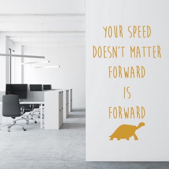 Muursticker Your Speed Doesn’t Matter Forward Is Forward - Goud - 82 x 140 cm - taal - engelse teksten alle muurstickers woonkamer bedrijven