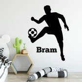 Muursticker Voetbalspeler - Zwart - 40 x 53 cm - baby en kinderkamer naam stickers