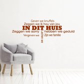 Muursticker In Dit Huis -  Bruin -  80 x 30 cm  -  woonkamer  nederlandse teksten  alle - Muursticker4Sale