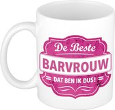 De beste barvrouw dat ben ik cadeau mok / beker wit met roze embleem 300 ml