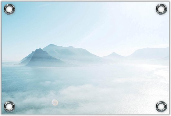 Tuinposter–Mistige Bergen in de Zee– 40x30 Foto op Tuinposter (Wanddecoratie voor buiten en binnen)