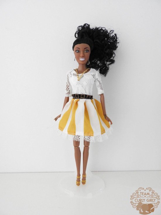 Atticus Ondraaglijk Snooze Bruine barbie pop met krullend haar - Kayla - Bruine pop met zwarte krullen  - Donkere... | bol.com