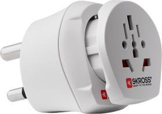 SKROSS wereldstekker adapter met ingangen voor verschillende stekkers en een type C-stekker.
