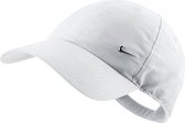 Nike classic metal swoosh pet junior in de kleur wit/silver.