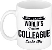 This is what the worlds greatest colleague looks like cadeau koffiemok / theebeker 300 ml - collega - verjaardag / bedankje / cadeau - tekst mokken