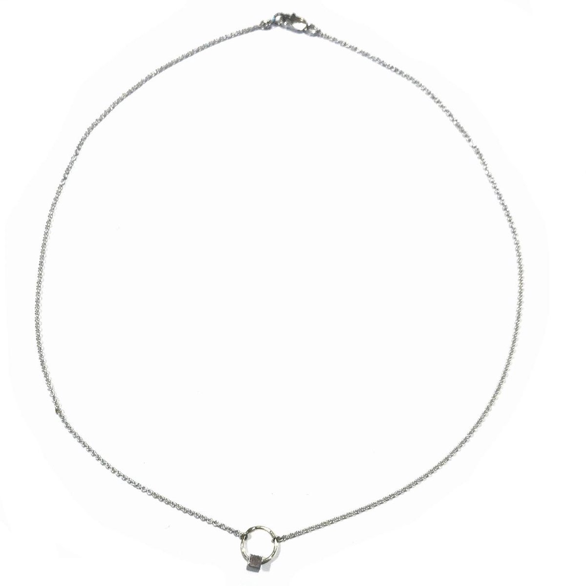 Handgemaakt zilveren oogjescollier met 14 karaat geel gouden oog, van goudsmederij vanNienke met zilveren bolletje en 1.3mm ankerschakel ketting.