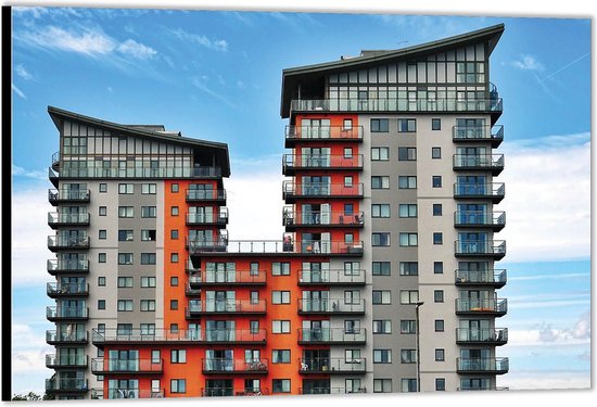 Dibond –Appartementencomplex met Blauwe Lucht– 60x40 Foto op Aluminium (Met ophangsysteem)