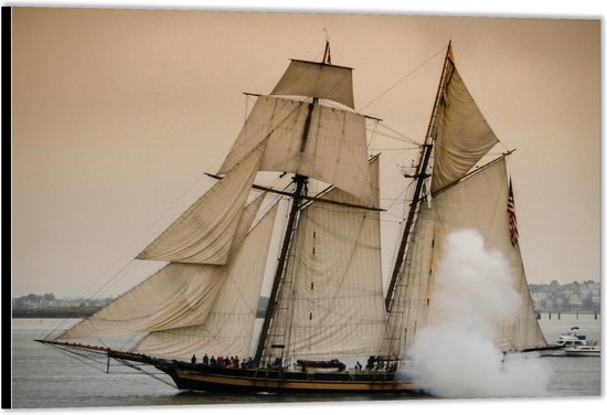 Dibond - Ouderwets Schip Vuurt een Kanon af- Foto op Aluminium (Met Ophangsysteem)