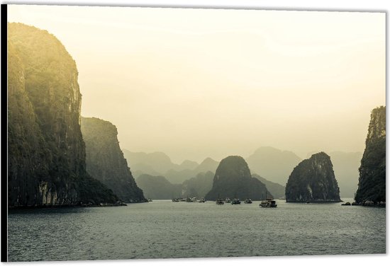 Dibond – Halong Bay - Vietnam - Werelderfgoed– 60x40 Foto op Aluminium (Met Ophangsysteem)