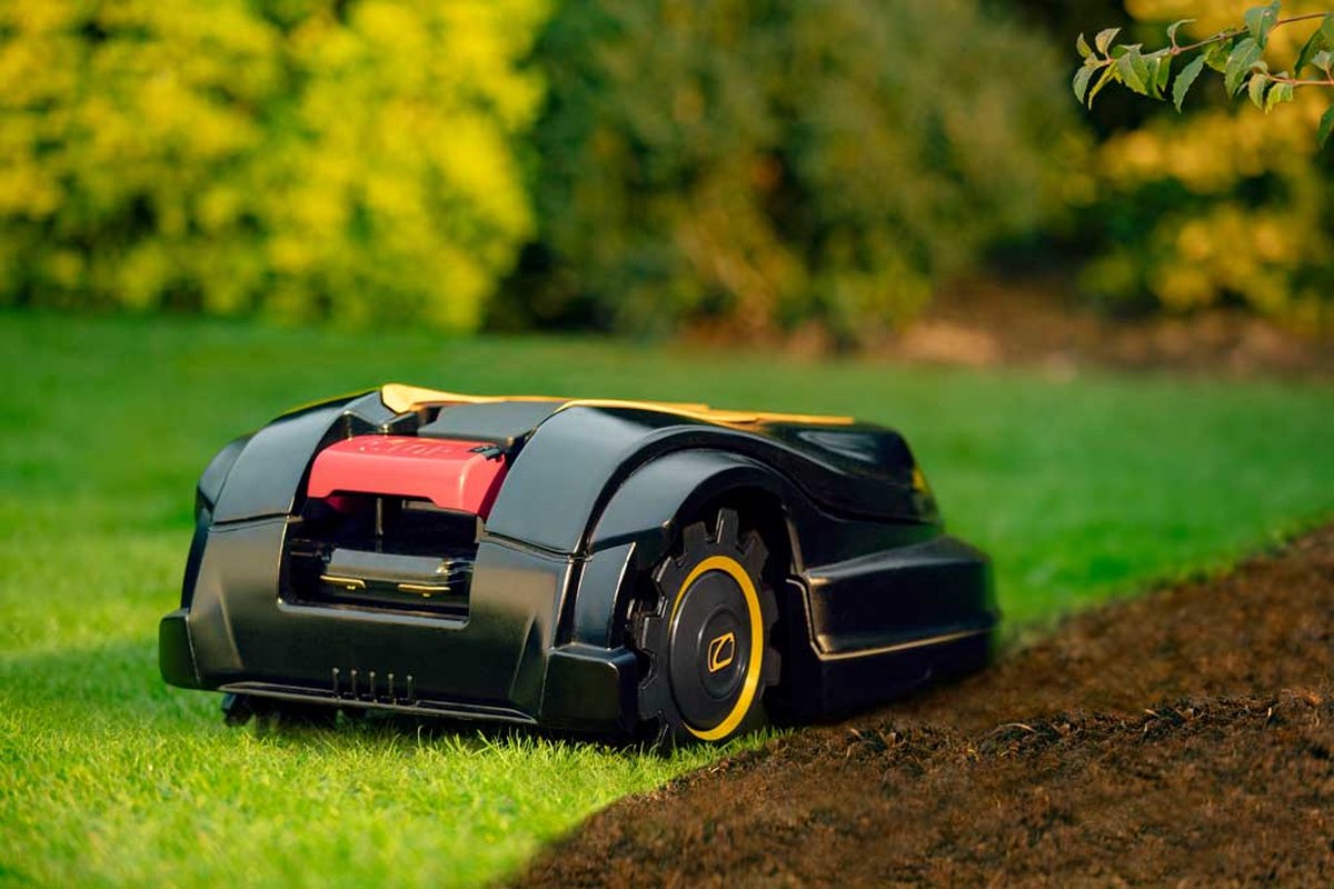 Afbeelding 3 van Robomow XR5 2000 Robotmaaier - Cub Cadet - 2000m2 - Randmaaifunctie - grasmaaier