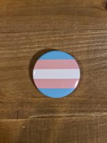 LGBTQ - Button/pin trans 2,5 cm (LGBTQIA+, pride, love, LHBTI+, LHBTIQA+, gay, trans, bi, lesbo, homo)