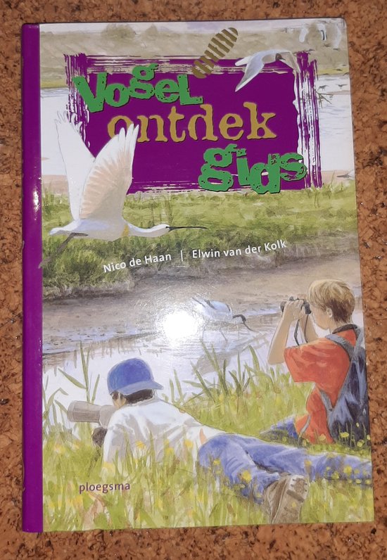 Boek 'Vogel ontdek gids' met illustratie van twee jongens die vogels bekijken bij een waterkant. Een witte vogel vliegt op de voorgrond.