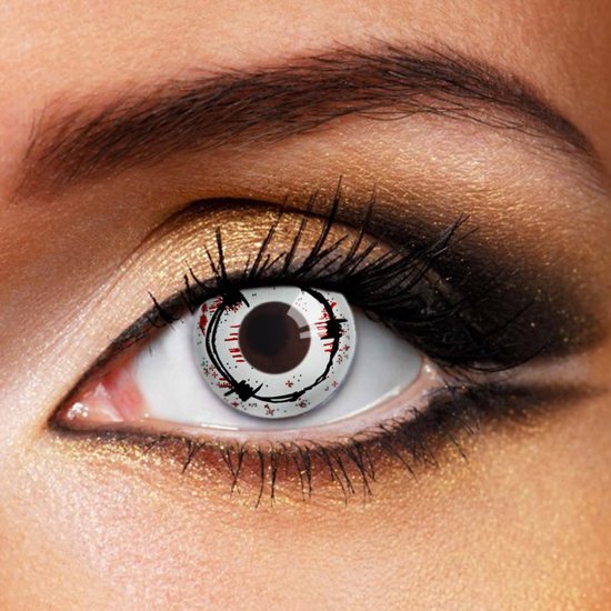 Close-up van een oog met een witte kleurlens met een zwart stekelbaard-patroon en bloeddruppels.