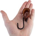 Een hand met een bruine leren lus en een zwarte s-haak erin.