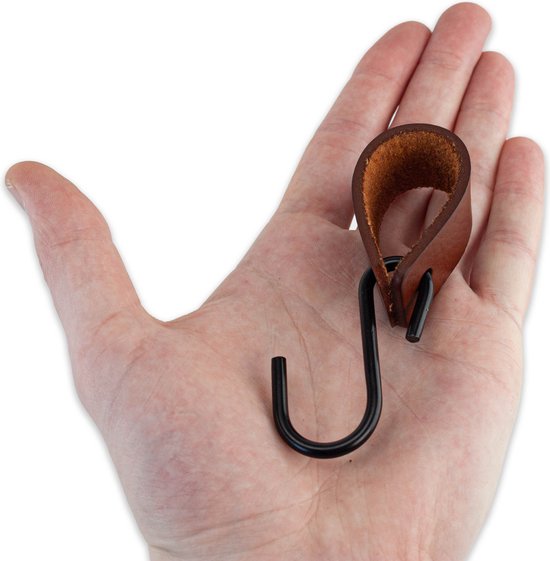 Een hand met een bruine leren lus en een zwarte s-haak erin.