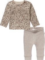 Noppies - kledingset - 2delig - broek Naura Taupe - shirt Stanley Sand met panterprint - Maat 62