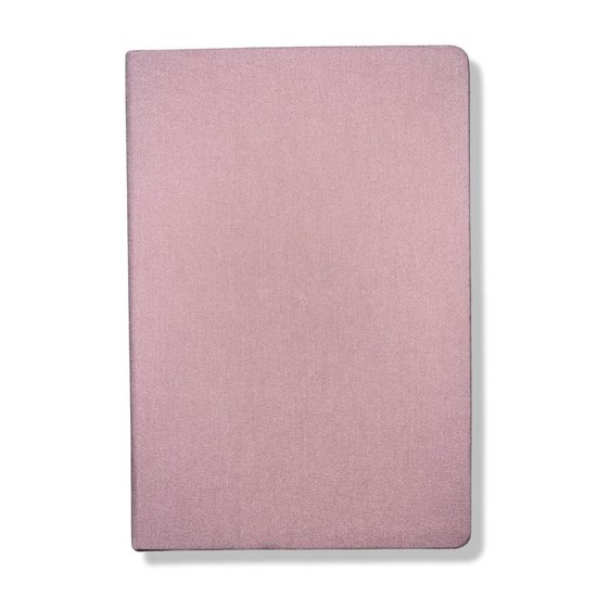 Roze A5 notitieboek met harde kaft. De voorkant is effen roze.