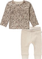 Noppies - kledingset - 2delig - broek Naura Oatmeal - shirt Stanley Sand met panterprint - Maat 62