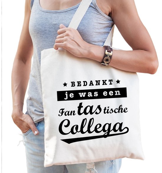Sac en tissu naturel avec le texte "BEDANKT je was een Fantastische Collega". Porté par une femme.