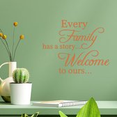 Stickerheld - Muursticker "Every family has a story... Welcome to ours..." Quote - Woonkamer - inspirerend - Engelse Teksten - Mat Oranje - 41.3x51.8cm