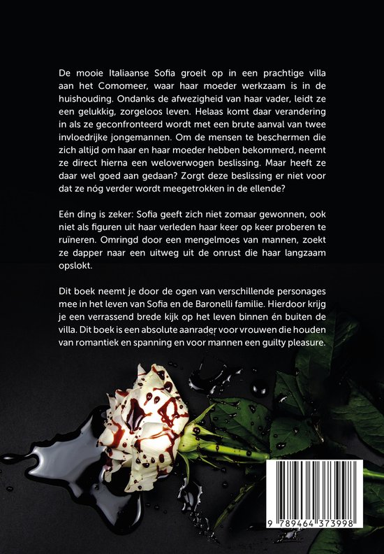 Witte roos met bruine spetters op een zwarte, natte ondergrond.