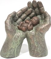 Geert Kunen / Skulptuur / Beeld / Baby in handen - bruin / groen - 14 x 8 x 15 cm hoog.