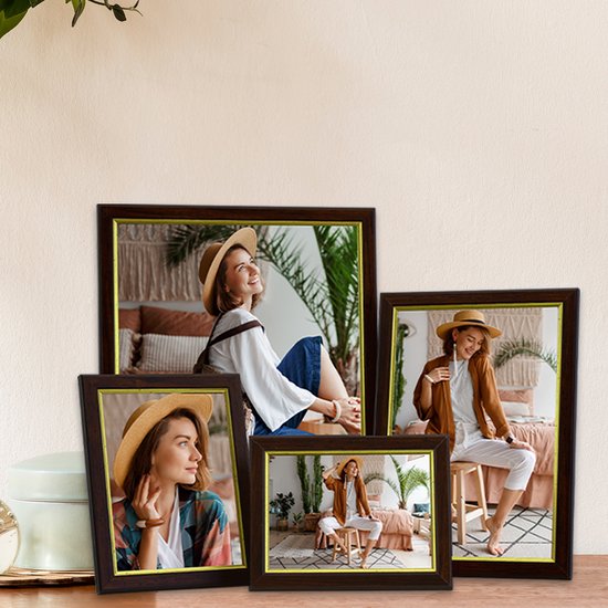 Vier bruine fotolijsten met gouden randen, met een vrouw met strooien hoed.