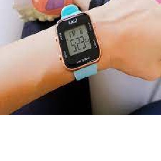 Q&Q digitaal horloge met rosékleurige kast en turquoise siliconen band om een pols.