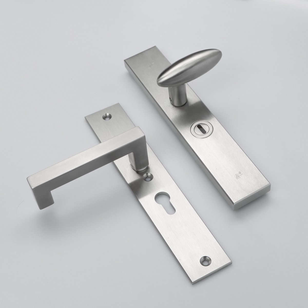 MASSIEF RVS Tzunali Deurbeslag. Model TAMEGA SKG*** BREED T=15/5 VKTB (kerntrek) PC55 BUITEN KNOP OVIDIO; BINNEN KRUK LEIRIA