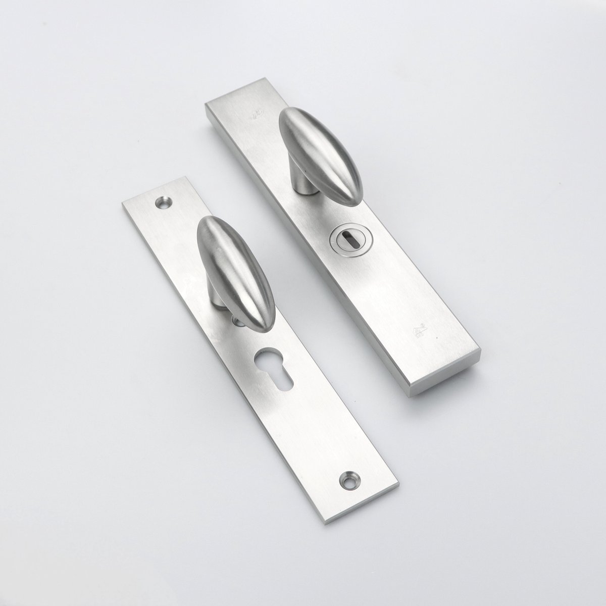 MASSIEF RVS Tzunali Deurbeslag. Model TAMEGA SKG*** BREED T=15/5 VKTB (kerntrek) PC55 BUITEN KNOP OVIDIO; BINNEN KRUK OVIDIO