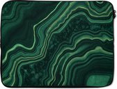Laptophoes 15.6 inch - Marmer print - Groen - Goud - Laptop sleeve - Binnenmaat 39,5x29,5 cm - Zwarte achterkant