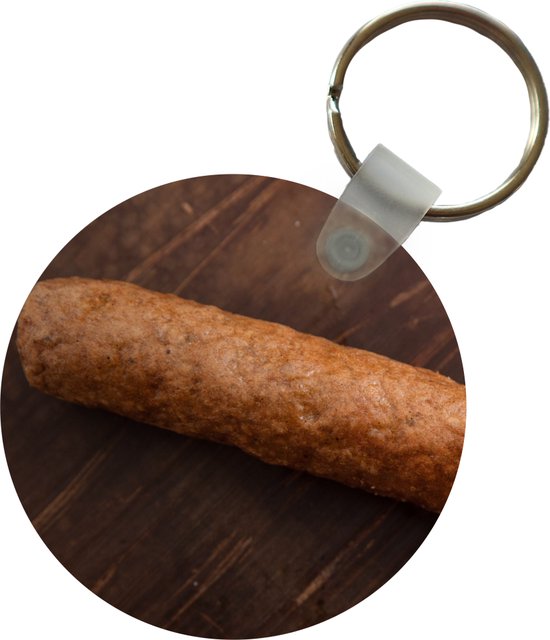 Porte-clés - Un délicieux frikandel sur un fond en bois - Plastique - Rond