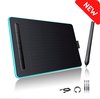 Zwarte grafische tekentablet met turquoise rand en een stylus. Nieuw-sticker rechtsboven. Inclusief USB-kabel, extra penpunten en penpuntring.