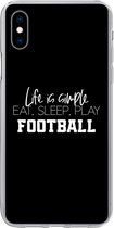Geschikt voor iPhone Xs hoesje - Life is simple, eat sleep play football - Spreuken - Quotes - Voetbal - Siliconen Telefoonhoesje